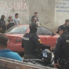 El cuerpo de la víctima quedó dentro de un vehículo de color rojo.