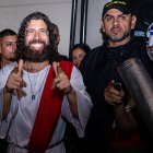 La presencia de Jesús enciende la fiesta en la Calle del Sabor de Cali. Decenas de personas lo rodean para cantar, tocar instrumentos o tomarse fotografías.