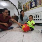 Joaquín necesita constante atención y cuidados debido a su enfermedad degenerativa.