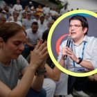 Personas oraron y marcharon por la paz frente a la clínica Santa Fe tras el atentado.