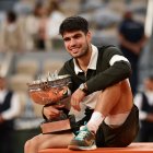 El español posa con el trofeo de campeón tras superar a Sinner por 4-6, 6-7(4), 6-4, 7-6(3) y 7-6(2)