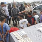 Los sospechosos fueron aprehendidos y llevados hacia una unidad policial.