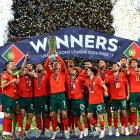 Cristiano Ronaldo levanta el trofeo de la Nations League ante la celebración de todos sus compañeros.