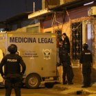 El transporte de Medicina Legal llegó hasta Bastión Popular para levantar los cuerpos.
