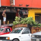 Comerciantes descargando racismo de verde en la Entrada de la 8, al noroeste de Guayaquil.