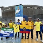 Un grupo de hinchas provenientes de Manabí y Galápagos fueron los primeros en llegar a las inmediaciones del Estadio Nacional de Lima, al mediodía.