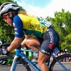 La ciclista Miryam Núñez (segunda desde la derecha) es protagonista en la Vuelta a Colombia.