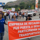 Transportistas marchan por la avenida del Bombero hacia la ATM, demandando fijar la tarifa en $0.40