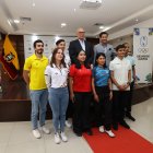 Siete de los 10 deportistas ecuatorianos beneficiados estuvieron presentes junto a  las dos máximas autoridades del COE, Jorge Delgado y Jefferson Pérez.