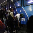 Los policías bajaron a los pasajeros de un bus para realizarles una revisión.