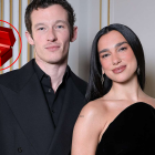 El amor entre Dua Lipa y Callum Turner avanza hacia el altar.