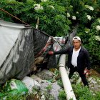 Los vecinos intentan limpiar alrededor de la tubería, pero eso no disminuye la contaminación ambiental.