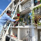 En un cementerio, la gente honró a los padres que partieron de este mundo.