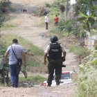 Uno de los cuerpos fue encontrado en una zanja. Hasta el sitio llegaron agentes policiales.