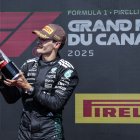George Russell de Mercedes empuña y celebra el título del Gran Premio de Canadá que ganó el domingo 15 de junio.