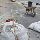 Ciudadanos trabajan en la vía E-20, en el tramo que conecta Quinindé con Esmeraldas.