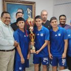 El esfuerzo del joven plantel fue reconocido por el presidente del club, Jorge Guzmán (i), y de José Valverde (centro derecha), titular de la comisión de fútbol.