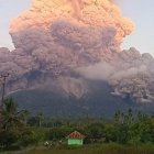 Tras una violenta erupción este martes, el volcán Lewotobi Laki-Laki lanzó una nube de cenizas que alcanzó 6.8 millas (11 km) de altura