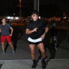 El instructor de baile enseña las coreografías paso a paso hasta perfeccionarlas.