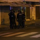 Policías cercaron la zona para poder retirar el cadáver del hombre lanzado desde el carro.