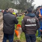 Personal del Cuerpo de Bomberos de Guachapala durante las labores de rescate.