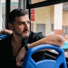 El alcalde Aquiles Álvarez subido en uno de los buses de la Troncal 4, durante su recorrido.