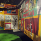 Escenografías detalladas, réplicas de sets y espacios interactivos forman parte de la exhibición que transforma Policentro en un universo Warner.