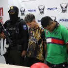 El sujeto de camiseta de colores negro y amarillo es el que había sido previamente detenido por asesinato.