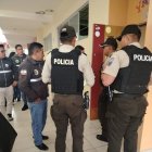 Al aula donde ocurrió el hecho llegaron agentes de la  Policía Nacional.