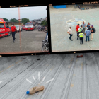 Bomberos de Balzar tomaban del techo de la unidad educativa indicios entre botellas y piedras.