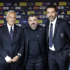 Gattuso (c), junto a a Gianluigi Buffon y Gabriele Gravina, de la Federación Italiana de Fútbol, durante su presentación.