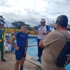 Natación. Mateo (centro) se alistaba para cumplir con una de las pruebas de triatlón en los Juegos Amazónicos 2025.