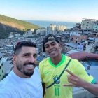 Lamine Yamal durante la visita a la favela en Río de Janeiro.