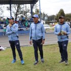 Dirección. Juan, de 56 años (c), junto a parte del cuerpo técnico netamente nacional con los que lleva a Espoli