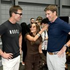 Tom Brady (i) y Eli Manning dieron un espectáculo al más puro estilo de la WWE.