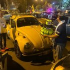 En el sitio celebraron con música, comida y una torta falsa.