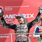 La felicidad de Marc Márquez en el podio, tras adjudicarse el Gran Premio de Italia.