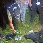 para la presumible fuga de preso en la penitenciaría. 2 agentes del servicio penitenciario dentro de sus chalecos.