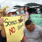 El grupo de familiares de militares detenidos por fuga de alias Fede se mantuvo en los exteriores de la Penitenciaría.