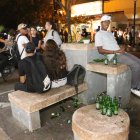 Las bancas de la zona se usan para instalar la ‘chupa’.