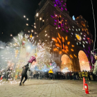 Las calles céntricas de Cuenca vibran con el entusiasmo de cuencanos y viajeros que participan en estas coloridas fiestas
