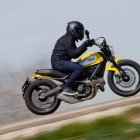 Una suspensión mal calibrada puede generar rebote excesivo, lo que puede hacer perder el control de la moto.