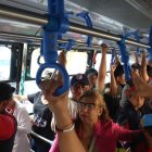 Los ciudadanos viajaron de pie por más de una hora para cubrir toda la ruta.