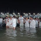 Los devotos en el agua