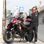 Álvaro Estevan viaja por el mundo junto a La Colorada, su amada moto compañera de aventuras.