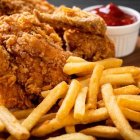 Mujer pagó más de 600 dólares por un papi pollo.