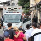 -Los moradores del sector se amontonaron para presenciar el trabajo de la Policía.