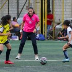 La futbolista Ligia 'Gigi' Moreira, capitana de la selección de Ecuador y recientemente fichada por el Villarreal español, controlando un balón durante una práctica con las chicas de su escuela en Guayaquil.