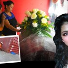 Hermana de Ericka Vera muestra una foto que se tomó en vida. Su ataúd fue envuelto en plástico.