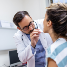 Los pacientes han presentado síntomas como dolor de garganta y fiebre.